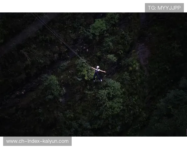 贵州猴耳天坑极限运动带动消费,年轻飞手团队为游客定制空中摄影
