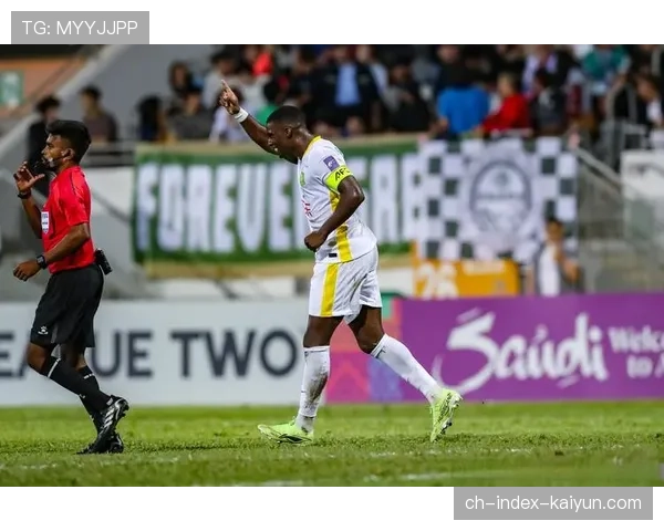 斯特拉斯堡球员因破坏对方明显得分机会的转换反击被直接红牌罚下 斯特拉斯堡球员因破坏对方明显得分机会的转换反击被直接红牌罚下