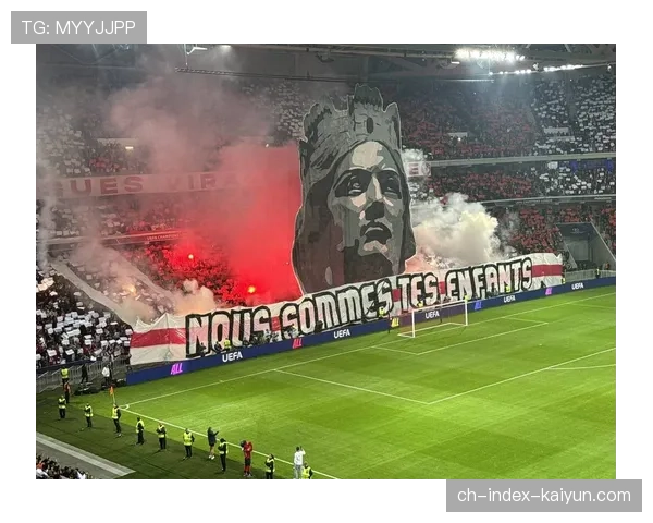 科隆主场球迷在北看台展示巨幅TIFO，致敬已故俱乐部传奇